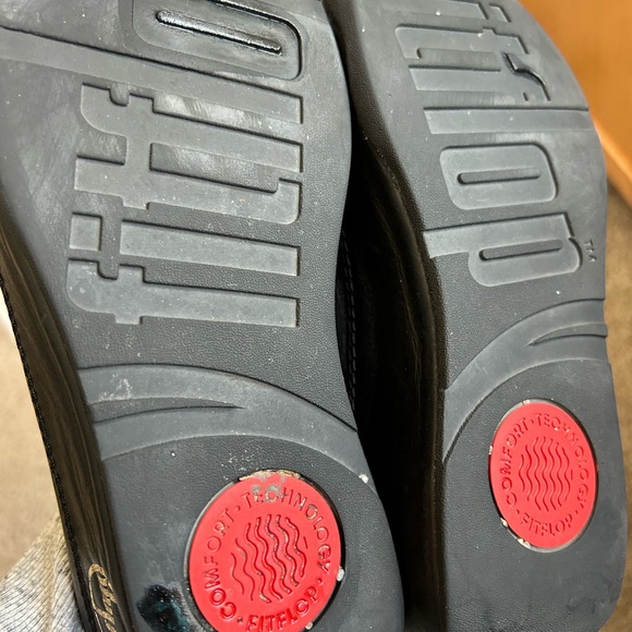 FitFlop Black leather sandals. Microwobbleboard Technology. Size 7. Gold details - Picture 11 of 12